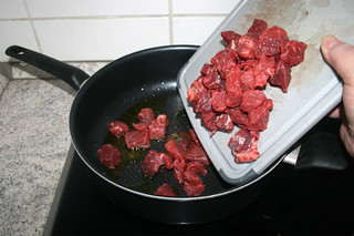 11 - Put beef in pan / Rindfleisch in Pfanne geben