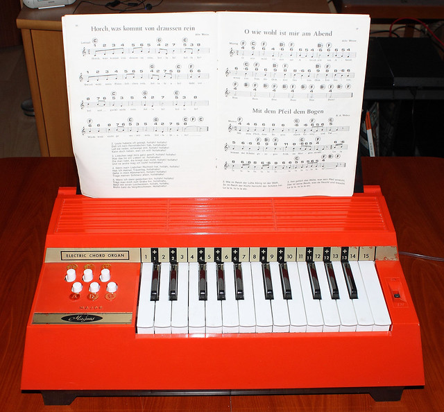 Electric chord organ