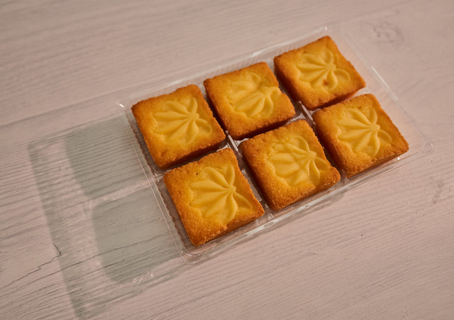 Square vanilla butter cakes