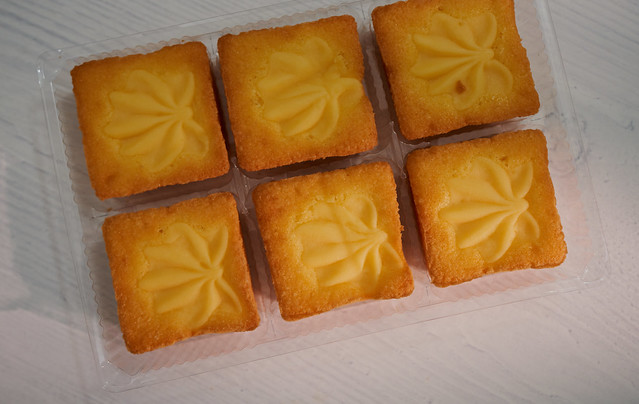 Square vanilla butter cakes
