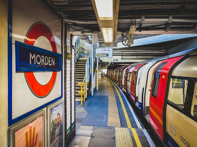 Morden tube station, London モーデン地下鉄駅、ロンドン