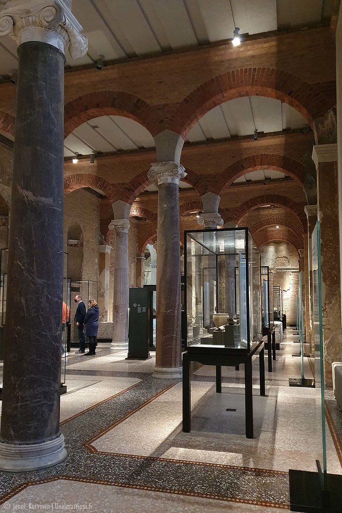 Vitriineitä ja pylväitä näyttelytilassa Neues Museumissa