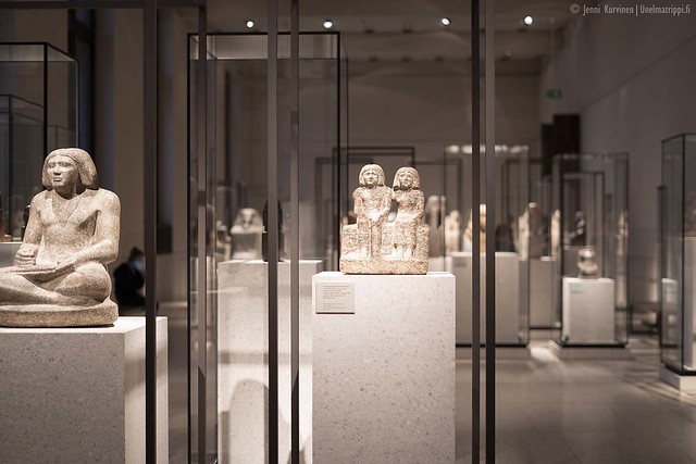 Muinaisen Egyptin pieniä patsaita vitriineissä Neues Museumin näyttelyssä