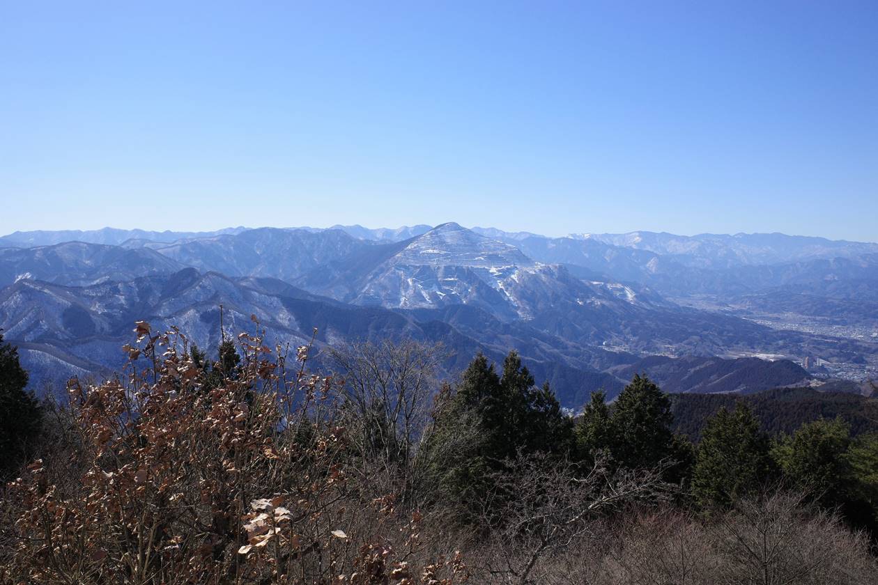 秩父・丸山山頂の展望台からの武甲山の眺め