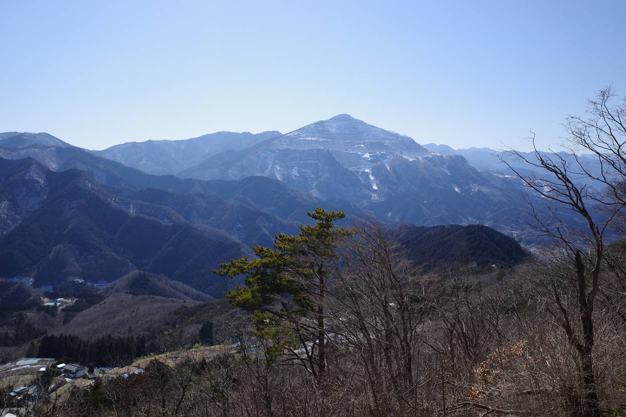 秩父・日向山山頂から眺める武甲山