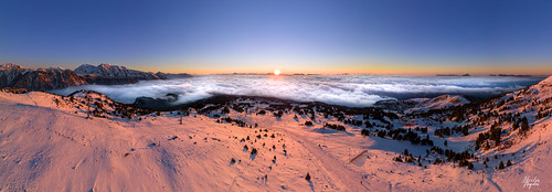 Un coucher de soleil depuis les hauteurs de Chamrousse by LumiPix57, Chamrousse, dans le Massif de Belledonne. Un soir d'hiver, le soleil se couche au dessus de la mer d