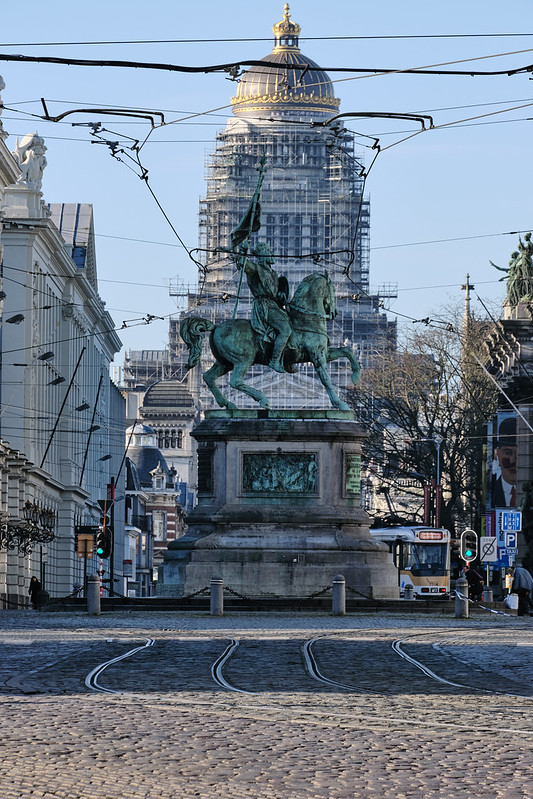Statue de Godefroid de Bouillon et Palais de Justice -Place Royale - Rue de la Régence (Bruxelles)