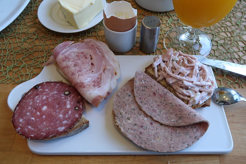 Rollbraten, Fleischsalat, schnittfeste Leberwurst und Mettwurst mit Pfefferrand auf Quark-Buttermilch-Brot