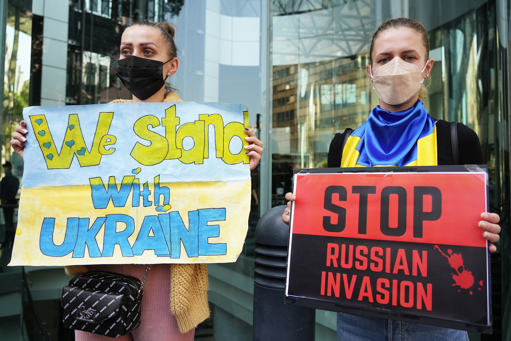 在台烏克蘭人高舉反對俄羅斯入侵標語。（攝影：張心華）