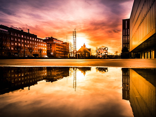 perspective reflection spegling solnedgång building sunset city malmölive malmö skånelän sverige