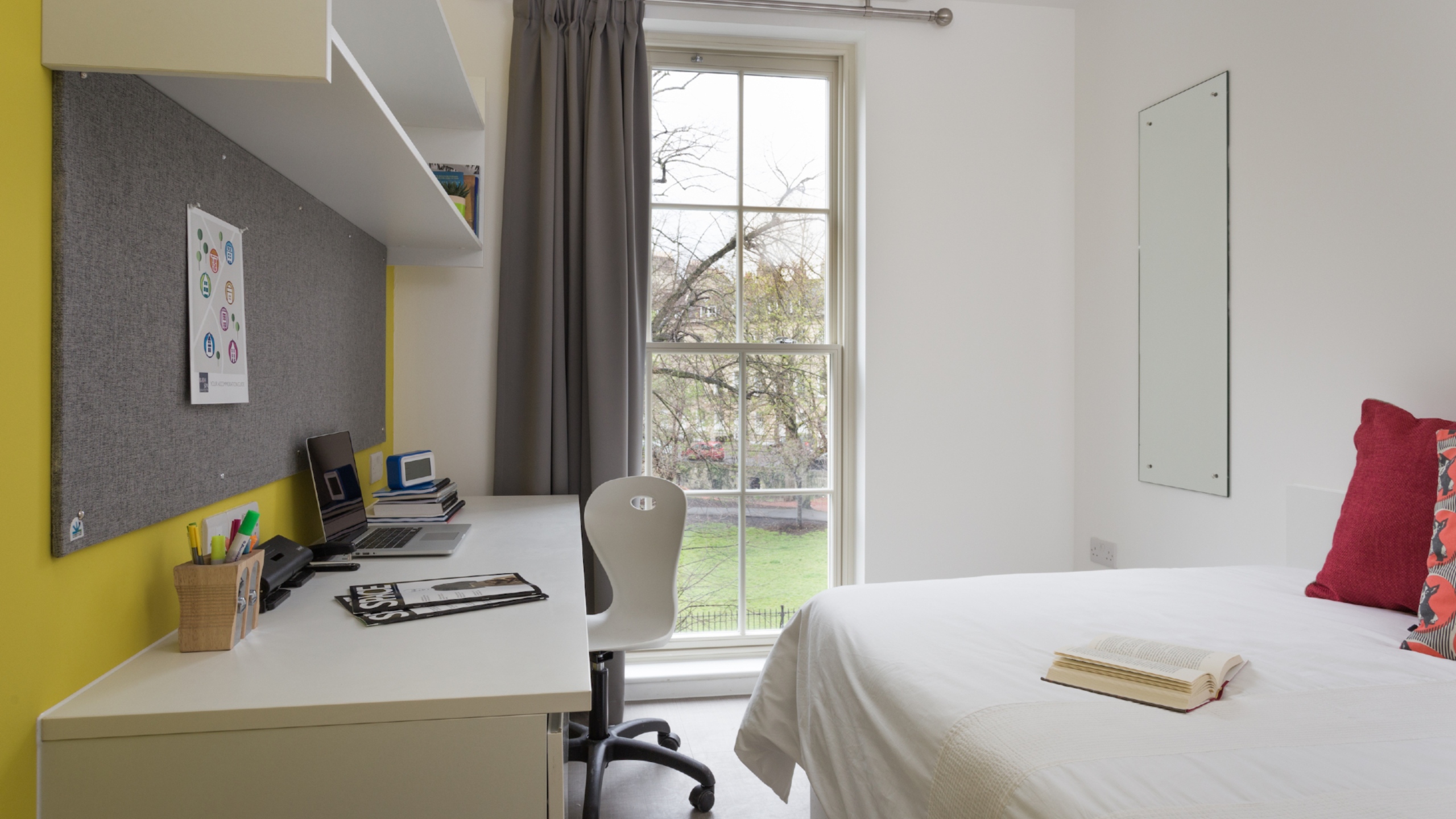 A bedroom at Green House Park with comfortable double bed and desk with chair