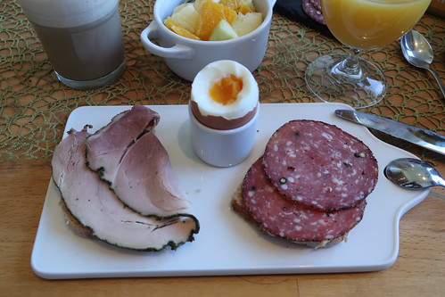 Kochschinken mit Kräuterrand und Mettwurst mit Pfefferrand auf Quark-Buttermilch-Brot zum Frühstücksei
