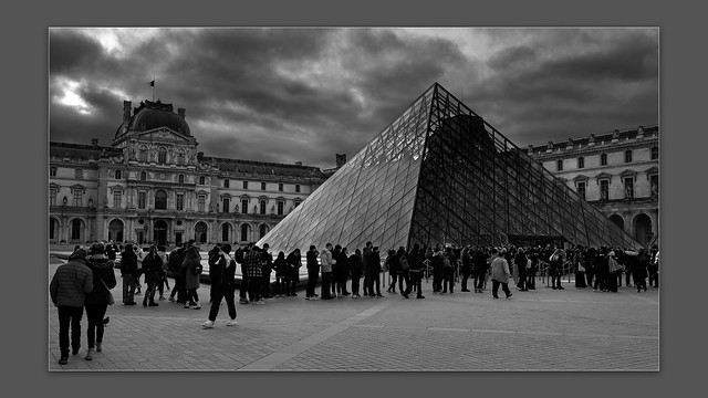 The Louvre Museum entrance / L'entrée du musée du Louvre