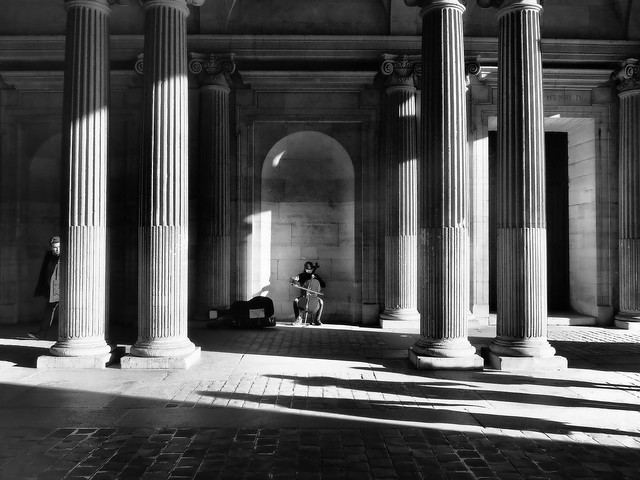 Musique, colonnes et ombres