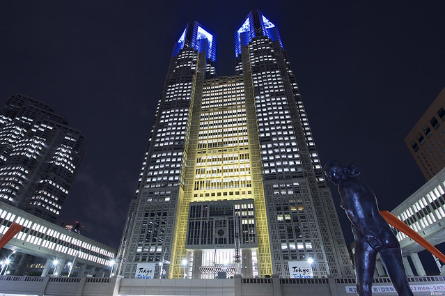 東京都庁舎 ウクライナ国旗の色ライトアップ　Tokyo Metropolitan Government Buildings in Blue and Yellow
