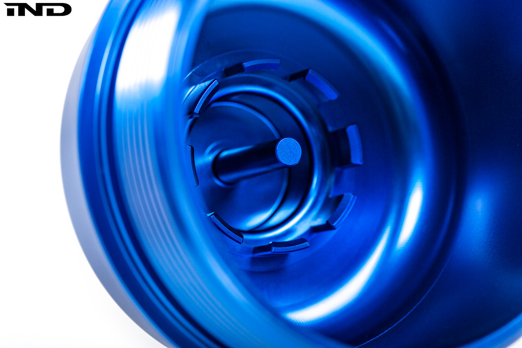 Inside view of the blue Future Classic E9X M3 (S65) oil filter cap