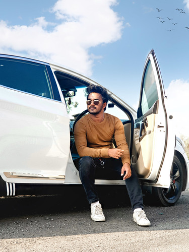 Photo pose with car