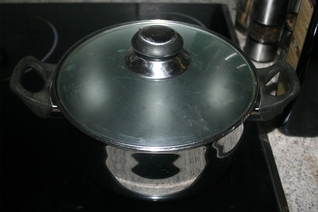 01 - Bring water in pot to a boil / Topf mit Wasser aufsetzen