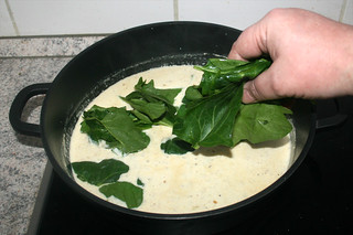 28 - Add leaf spinach to sauce / Blattspinat in Sauce geben