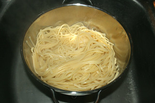21 - Drain pasta / Nudeln abtropfen lassen