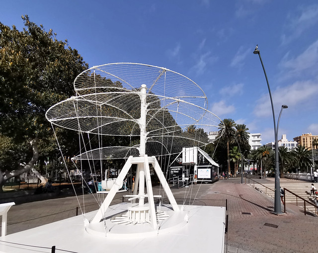 Tornillo aéreo helicóptero exposición Leonardo da Vinci Observa Cuestiona Experimenta Parque de San Telmo Las Palmas de Gran Canaria