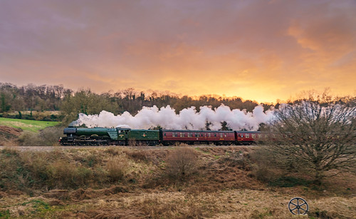flyingscotsman locomotive steam train stroud gloucestershire cotswolds cotswoldventurer historic travel railway sunset panning