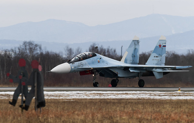 Учебно-тренировочные полеты истребителей Су-35С и МиГ-31БМ в Приморском крае