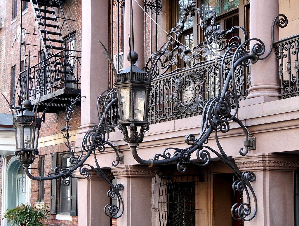 Victorian wrought iron gas lanterns, the Players, 16 Gramercy Park South, New York City