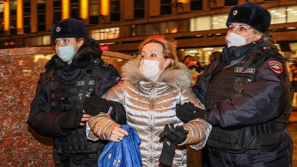 2022 年 2 月 24 日，莫斯科的反戰示威者遭逮捕。（圖片來源：Common Dreams）
