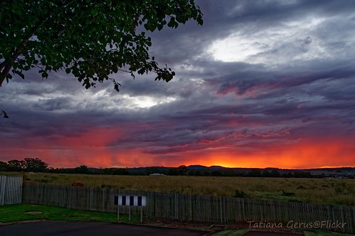 sunset australia highfields sky dramatic fence paddock rural pasture weather clouds qld закат