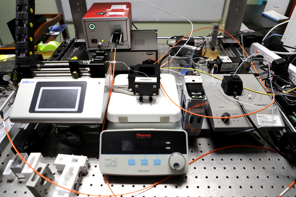 中研院跨領域團隊協助打造反應器及光學設備等。圖片來源：中研院提供