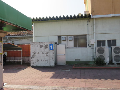 名古屋競馬場の入場門外のトイレ
