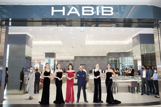 Dato_ Sri And All Models In Front Of The Showroom(1)