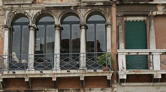 Venise. Quatre belles fenêtres et le parent pauvre.