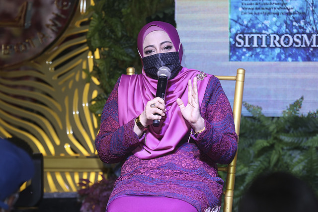Astro Umum Kerjasama Jangka Masa Panjang, Mengunci Empat Buah Novel Siti Rosmizah