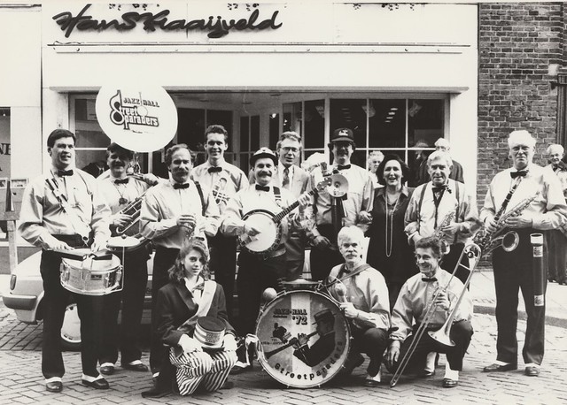 Foto - Jazz Hall StreetParaders, in de Arkelstraat voor de zaak van Hans Kraaijveld