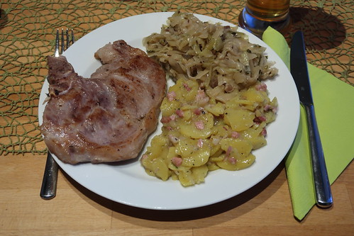 Schweinekoteletts mit 'Bayrisch Kraut' und Kartoffelsalat (mein Teller)