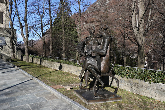 Luciano Minguzzi (Bologna, 24 maggio 1911 – Milano, 30 maggio 2004) - Due figure, (1974) sculture in bronzo, 250 x 160 x 125 cm- Museo Gamba, Chatillon