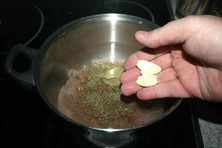 07 - Add garlic cloves / Knoblauchzehen addieren