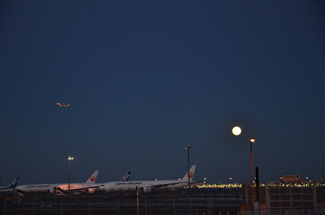 Full Moon and Planes at the Western End of Haneda Airport 17