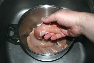 02 - Put chicken in pot / Hähnchen in Kochtopf legen
