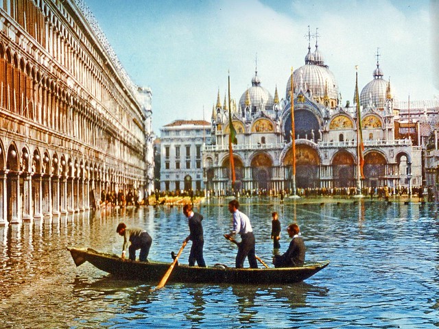 Italie, la Lagune de Venise, quand la mer monte sur la Place Saint Marc