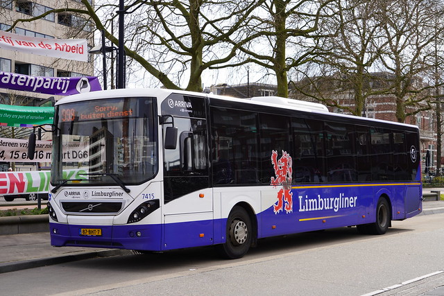 Volvo 8900 Low Entry Arriva Limburg met kenteken 87-BHT-7 bij het station Nijmegen Centraal 12-03-2022