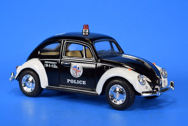 Diecast 1:32 scale pull-back 1967 Volkswagen Classical Beetle police car by Kinsmart