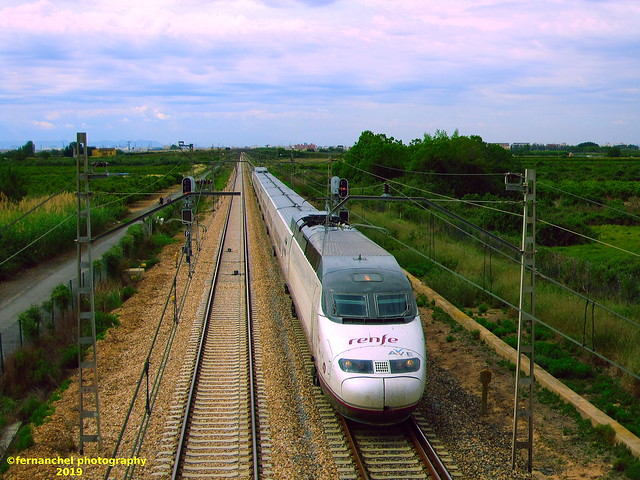Tren de Alta Velocidad (AVE) de Renfe a su paso por MASSAMAGRELL (Valencia)