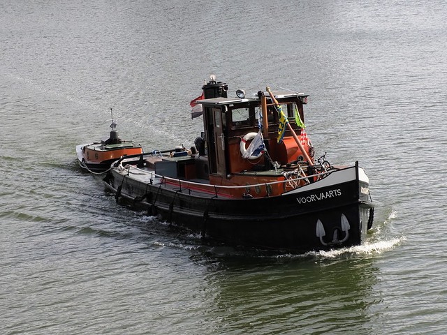 The tugboat 'Voorwaarts' with special tow