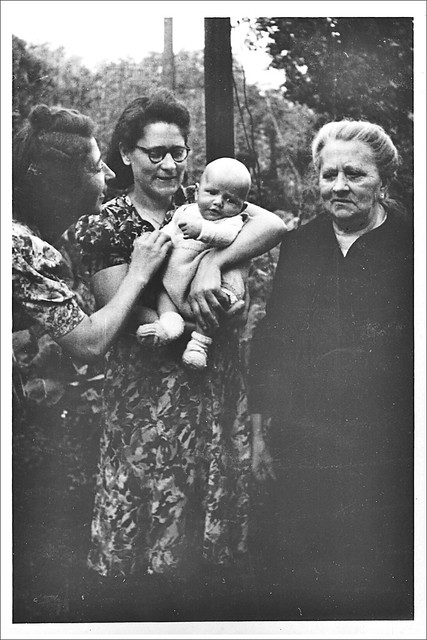 Ich im Herbst 1952, mit Oma und Tanten