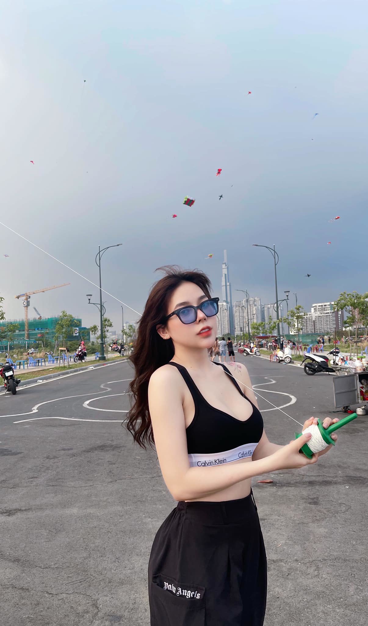 Hotgirl Tiktok Quỳnh Miêu thả diều ở Sài Gòn