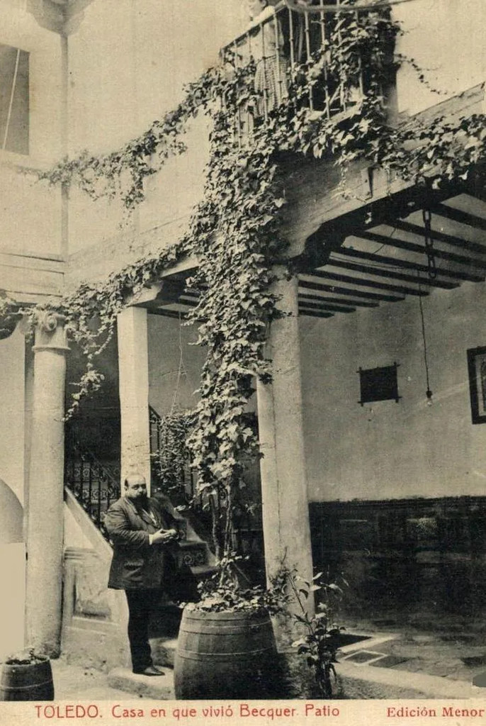 Ventura Reyes Prósper en el patio de la casa que tal vez habitaron los hermanos Bécquer en el siglo XIX en la calle de la Lechuga. Foto Thomas hacia 1911.