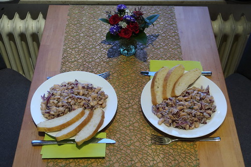 Thunfisch-Bohnensalat mit Zwiebeln und Kapern (für zwei)
